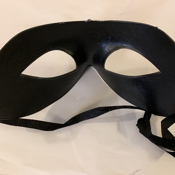 Fun mask - new without tags - Picture 2 of 2